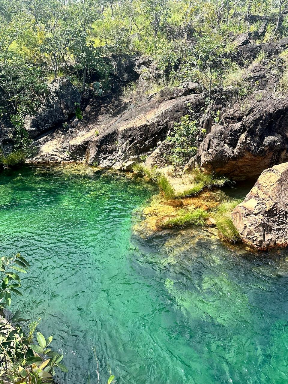 Poço natural de água turquesa no Complexo das Canjicas